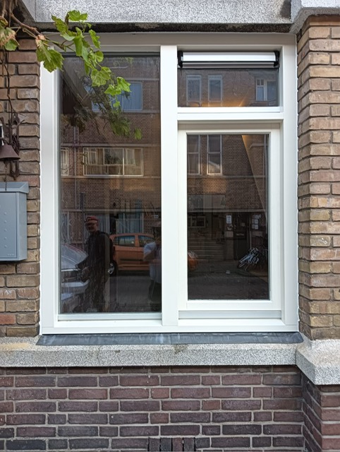 Houten kozijnen en deur geplaatst aan de Kokosnootstraat in Den Haag door Gewoon DICK.