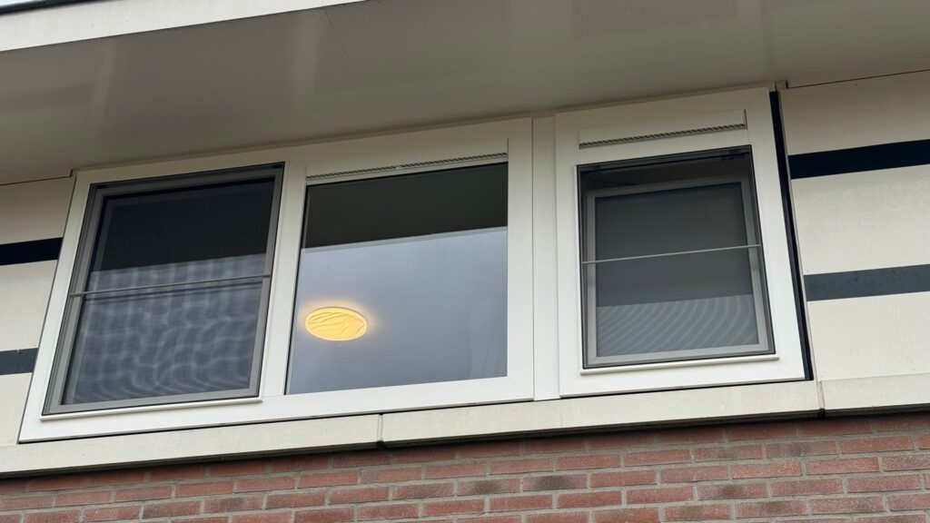 Kunststof kozijnen geplaatst op de eerste etage aan de Hardsteen in Zoetermeer door Gewoon DICK, met gebruik van een rolsteiger.