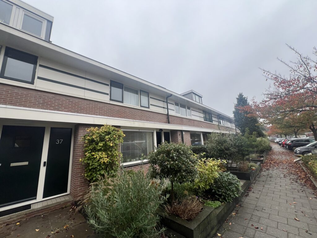 Kunststof kozijnen geplaatst op de eerste etage aan de Hardsteen in Zoetermeer door Gewoon DICK, met gebruik van een rolsteiger.