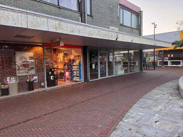 Moderne aluminium winkelpui geïnstalleerd door Gewoon DICK aan de Amalia van Solmslaan, Vlaardingen