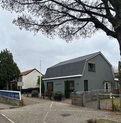 Aluminium kozijnen geïnstalleerd aan de Julianalaan in Bergschenhoek door Gewoon DICK.