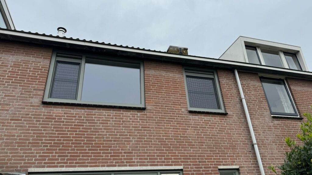 Drie kunststof kozijnen geïnstalleerd door Gewoon DICK in Bodegraven, energiebesparend en op maat gemaakt.