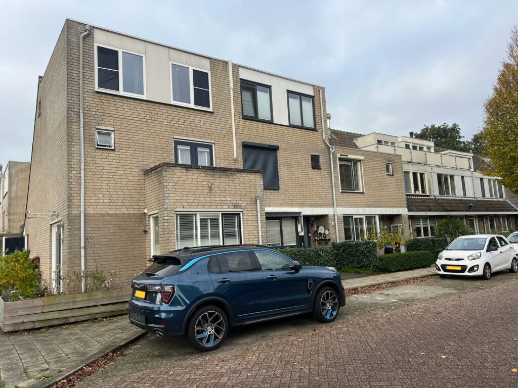 Foto van de geplaatste aluminium schuifpui, kunststof voordeur en kozijnen op Populierenzoom, Zoetermeer. Door Gewoon DICK