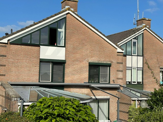 Foto van het geplaatste kunststof kozijn en vensterbanken op Tintlaan, Zoetermeer, met gebruik van een hoogwerker en Rockpanel montage door Gewoon DICK.