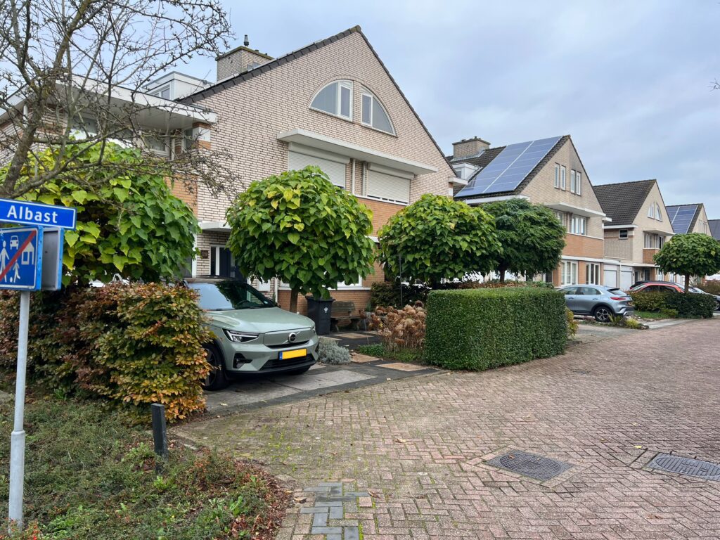 Foto van het geplaatste kunststof kozijn met vensterbanken en binnenafwerking op Albast, Zoetermeer, inclusief Rockpanel montage door Gewoon DICK.