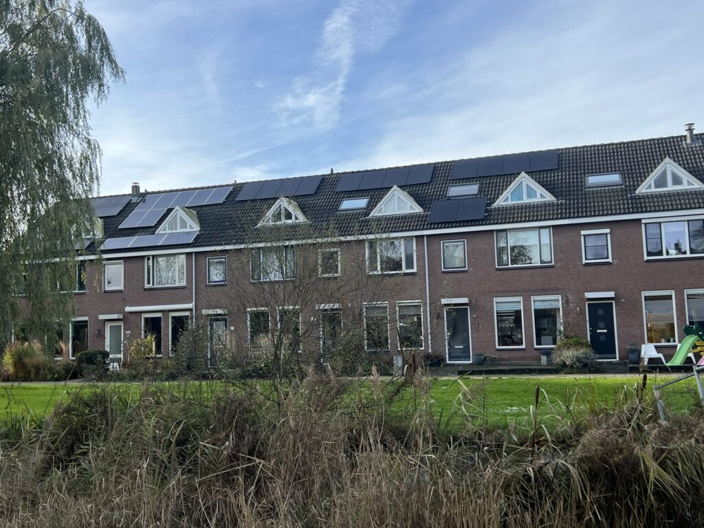 Vier kunststof kozijnen geïnstalleerd door Gewoon DICK in Bodegraven, energiebesparend en op maat gemaakt.