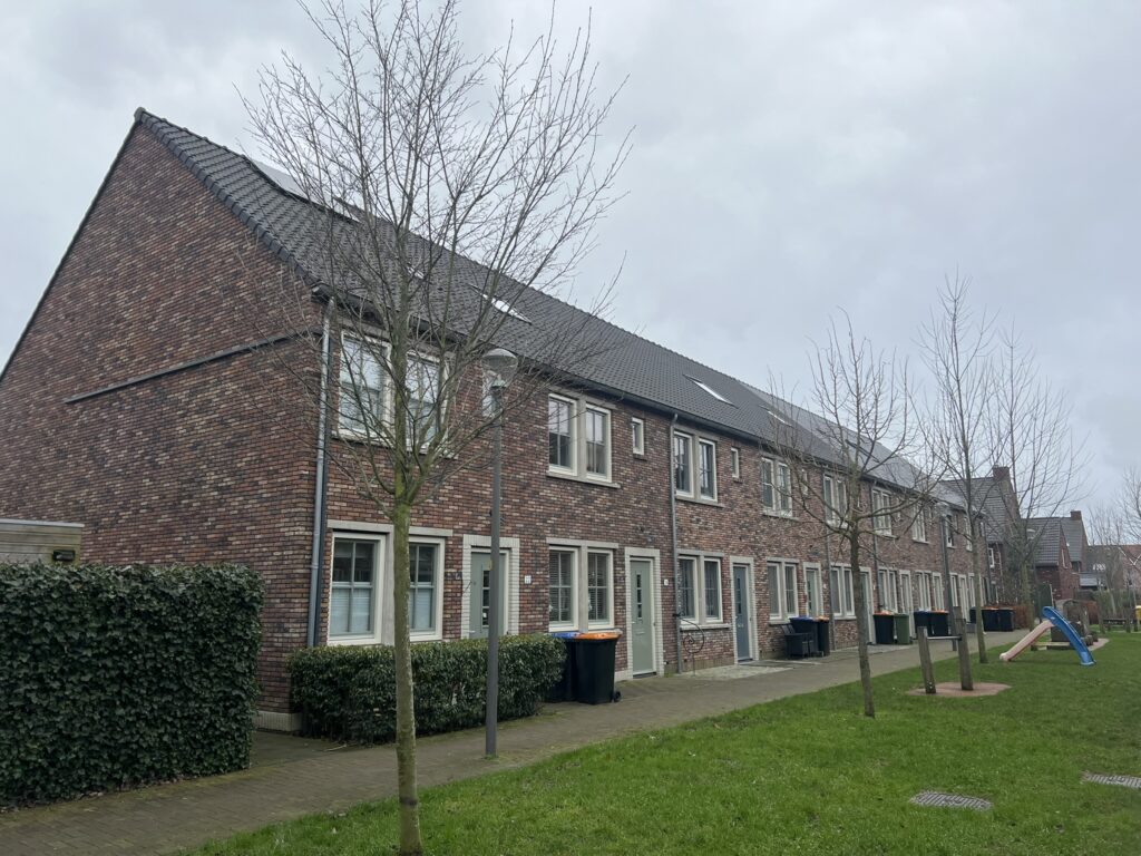 Stijlvolle houten schuifpui geplaatst in woning Hendrik Copijnstraat Waddinxveen