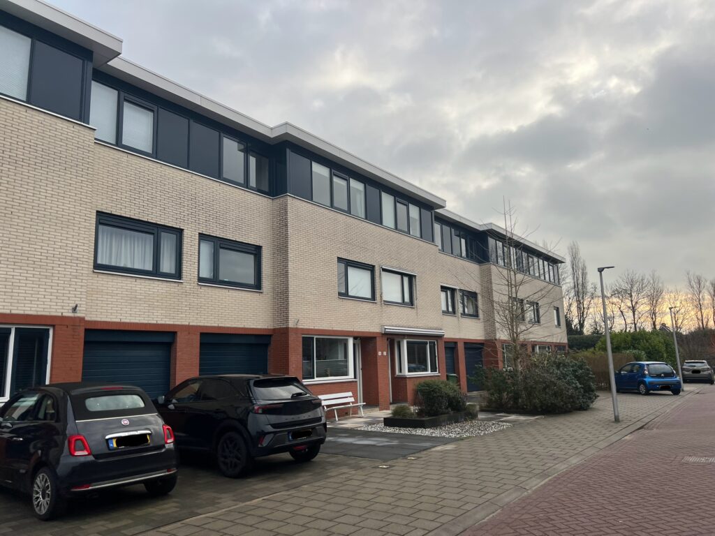 Strakke aluminium schuifpui aan de Lek in Nieuwerkerk aan den IJssel