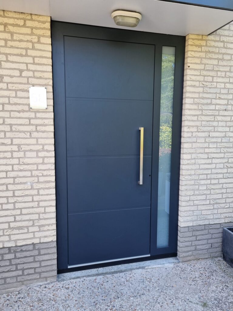 Antracietgrijze aluminium voordeur perfect passend bij schuifpui Barendrecht