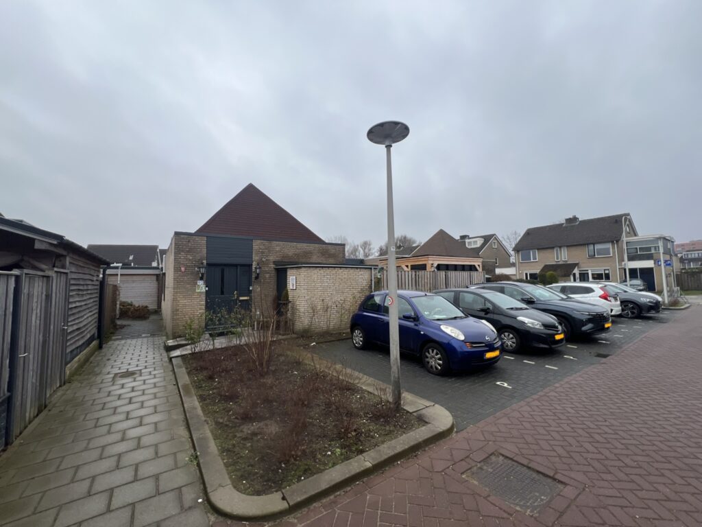 Geïnstalleerde aluminium schuifpui 4 delig met antracietgrijze buitenzijde in Filosofentuin Capelle aan den IJssel