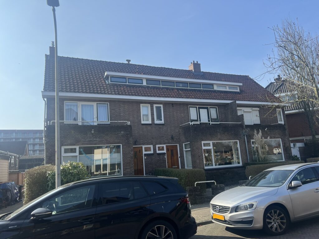 Vakkundige installatie van houten kozijnen in woning Van Dijkstraat Alphen aan den Rijn